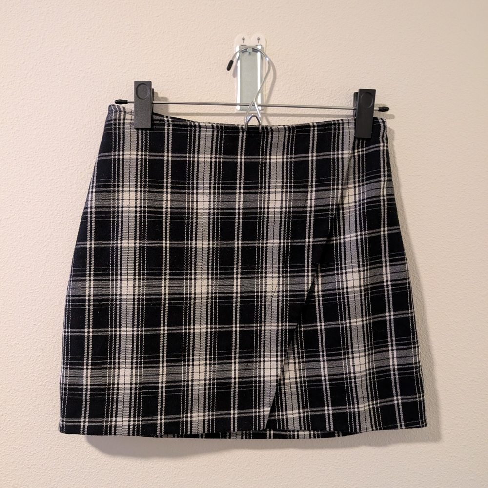 Brandy Melville Checkered Mini Skirt in Black and White